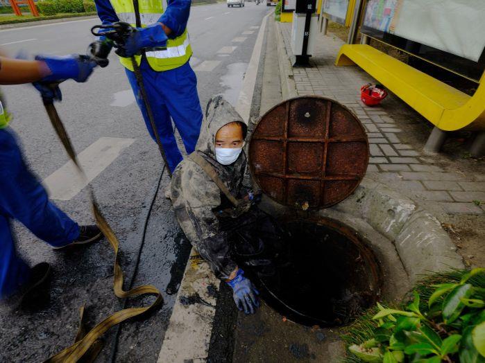 黎明 井下作业人员正在排查管网（芜湖）